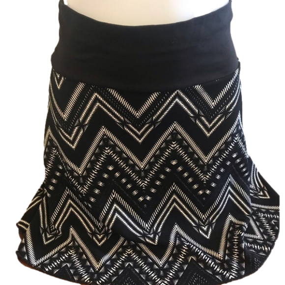 Marie C Black White Zig Zag Elastic Waistband Mini Skirt size Small - Picture 1 of 10